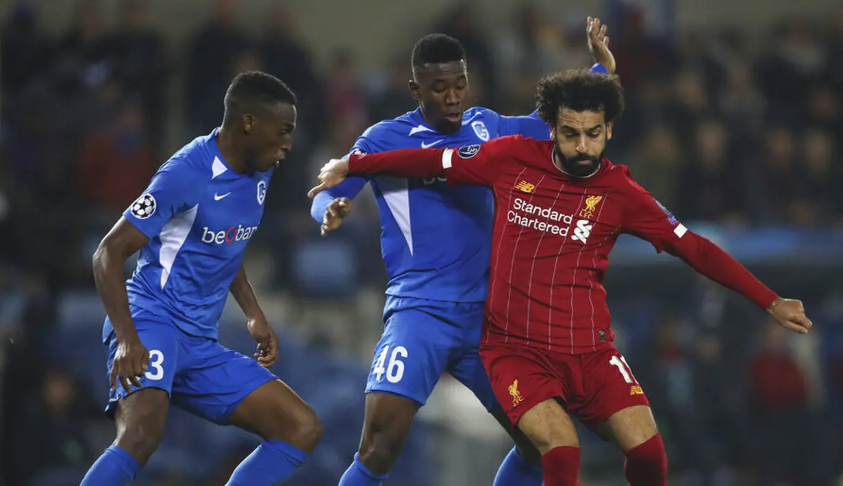 Penyerang Liverpool, Mohamed Salah, berusaha melewati pemain KRC Genk, Jhon Lucumi dan Carlos Cuesta, pada laga Liga Champions 2019 di KRC Genk Arena, Rabu (23/10). Liverpool menang 4-1 atas KRC Genk. (AP/Francisco Seco)