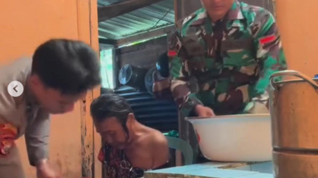 Momen Abang Adik TNI Polri Memandikan Ibunya yang Sakit, Netizen 'Dua Saudara Mandikan Surganya'