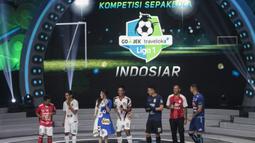 Pemain Mitra Kukar, Bayu Pradana bersiap duet nyanyi bareng Via Vallen pada acara peluncuran Liga 1 Indonesia di Studio 5 Indosiar, Jakarta, Senin (19/3/2018). Liga 1 nantinya akan diikuti oleh 18 klub. (Bola.com/Vitalis Yogi Trisna)