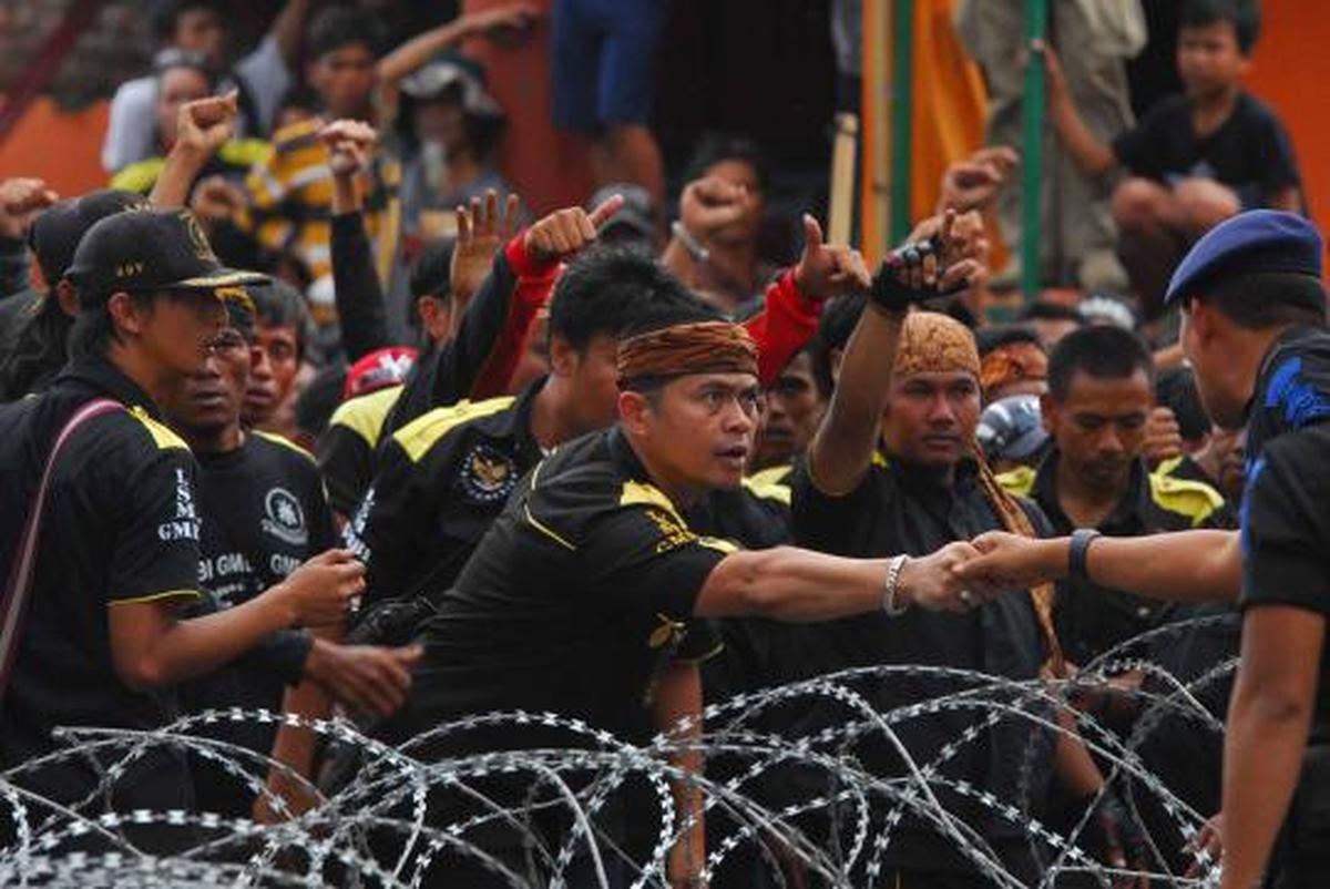 Dipasang kawat berduri, ratusan massa marah dengan polisi