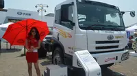 Selain bertameng payung, apa kiat para sales promotion girl (SPG) penjaga stand truk outdoor dalam melindungi kulit mulusnya?