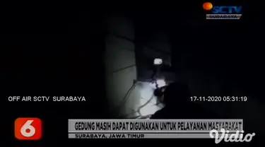 Gedung Regional Traffic Management Center (RTMC) Polda Jatim mengalami kebakaran di loket pelayanan STNK yang berada di sisi kiri gedung pada Minggu malam (15/11). Tim Labfor Polda Jatim segera menyelidiki dan melakukan olah TKP.