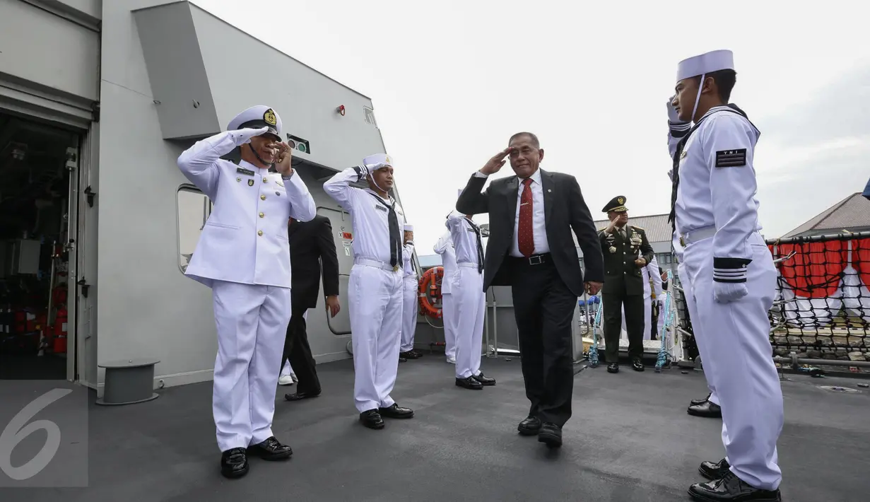 Menteri Pertahanan Ryamizard Ryacudu saat tiba di KRI Raden Eddy Martadinata 331 di Kompleks Satuan I Koarmabar Pondok Dayung, Tanjung Priok, Jakarta, Jumat (7/4). (Liputan6.com)