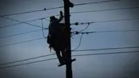 Pria Nekat Panjat Tiang Listrik di Kalideres, Lalin Macet