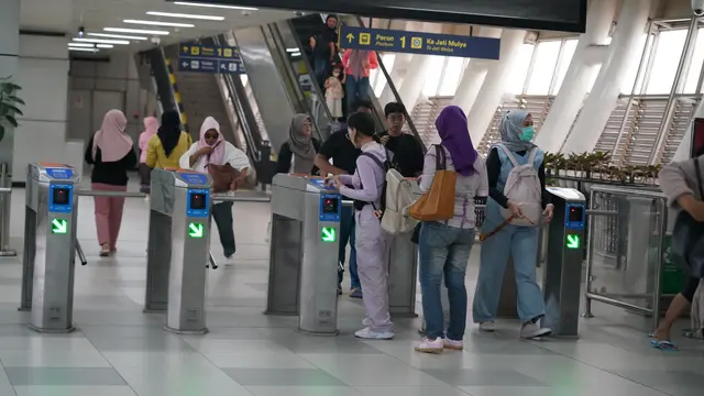 Pengguna LRT Jabodebek yang menjalankan puasa Ramadan boleh berbuka puasa di dalam rangkaian kereta dan area stasiun.