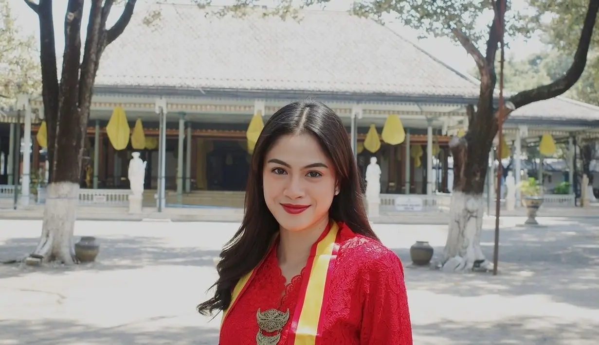 Mengenakan kebaya merah, Hana Saraswati mengaku selalu tertarik belajar sejarah. Pemain serial horor “Ular Tangga Dara(h)” ini parasnya dipuji bak putri Solo. (Lipuatn6.com/IG/@hanahaho)