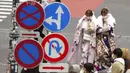 Para wanita berusia 20 tahun mengenakan kimono untuk merayakan upacara Coming of Age Day di Distrik Shibuya, Tokyo, Jepang, Senin (10/1/2022). Coming of Age Day diadakan setiap tahun pada Senin kedua bulan Januari untuk merayakan remaja Jepang menjadi dewasa. (AP Photo/Eugene Hoshiko)