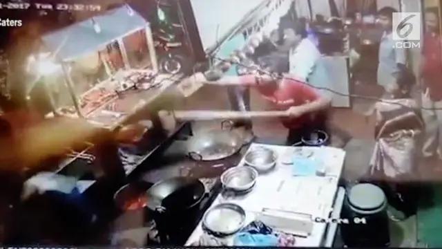 Sebuah rekaman CCTV memperlihatkan seorang pedagang menyiram minyak panas ke arah pembeli.