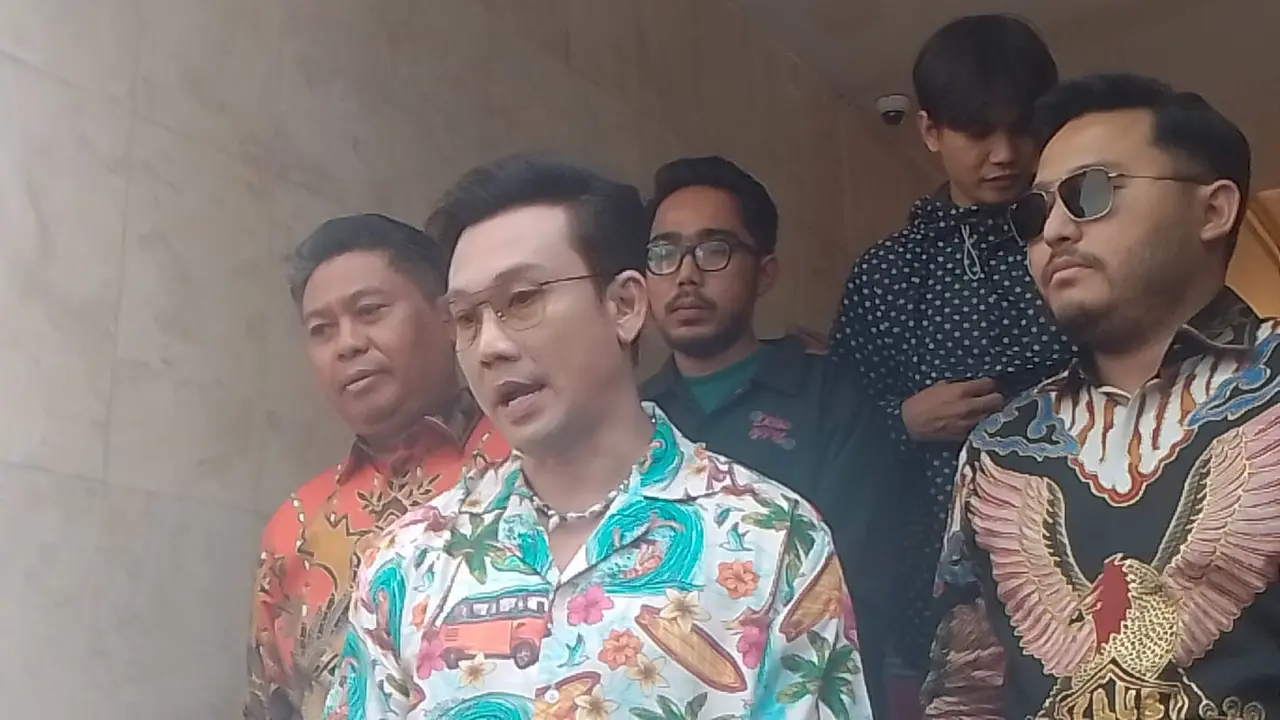 Denny Sumargo memenuhi panggilan polisi guna memberikan keterangan terkait laporannya terhadap DJ Verny Hasan