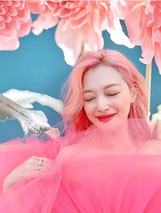 Tim produksi menggambarkannya sebagai “karya dengan topik yang menawan”, karena pemirsa akan melihat pemikiran dan perasaan Sulli yang berbakat dan dicintai untuk terakhir kalinya. (Foto: Instagram Sulli/ jelly_jilli)