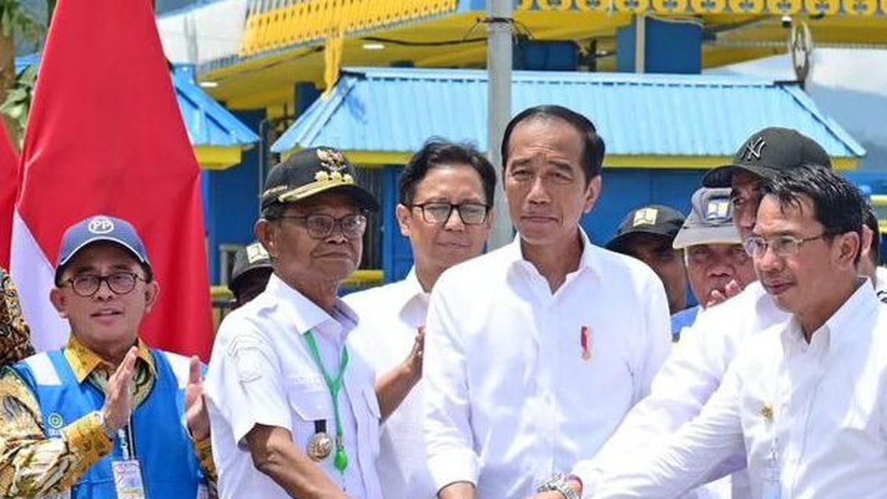 Selain Jokowi, nama Wali Kota Solo Gibran Rakabuming Raka juga diisukan hal yang sama. Putra sulung Jokowi tersebut juga masuk dalam bursa Ketum Golkar.
