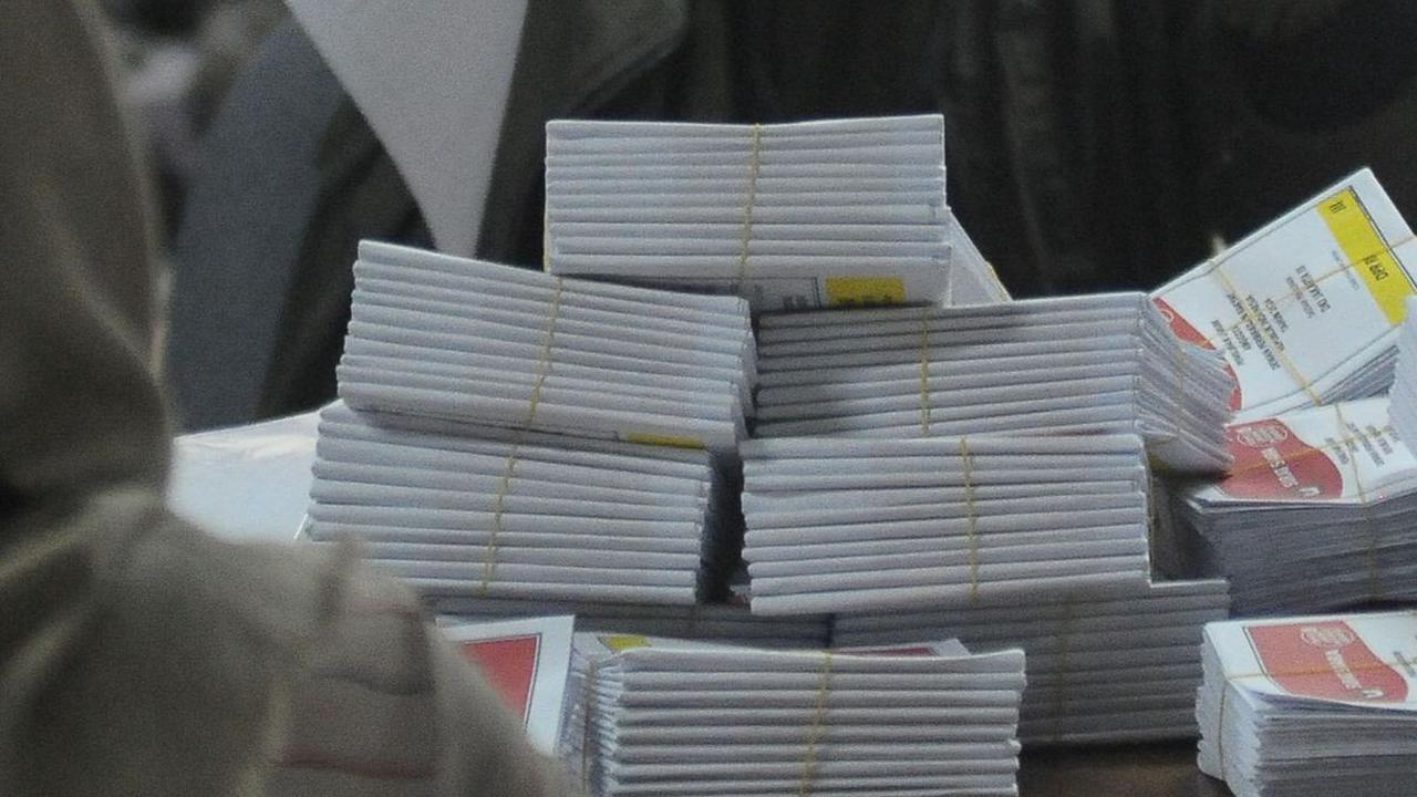 Ada enam pekerja yang dilibatkan dalam pelipatan surat suara Pemilu 2024 untuk Kepulauan Seribu ini. Mereka bekerja&nbsp;mulai pukul 08.00 hingga 17.00 WIB.