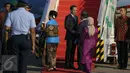 Presiden Jokowi (tengah) bersalaman dengan Wapres Jusuf Kalla di Bandara Udara Halim Perdana Kusuma, Jakarta, (20/11/). Presiden ke Malaysia menghadiri KTT ke-27 Perhimpunan Negara-negara Asia Tenggara (ASEAN). (Liputan6.com/Faizal Fanani)