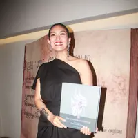 Wajah cantik Happy Salma sudah jarang terlihat di depan layar kaca, karena dirinya kini tengah sibuk menulis buku berjudul 'The Warrior Daughter'. (Galih W. Satria/Bintang.com)