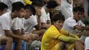 Usai pertandingan, sejumlah pemain Vietnam yang berkumpul di area bangku cadangan tidak dapat menutupi rasa kecewa usai dikalahkan Timnas Indonesia U-20. (Bola.com/Ikhwan Yanuar)