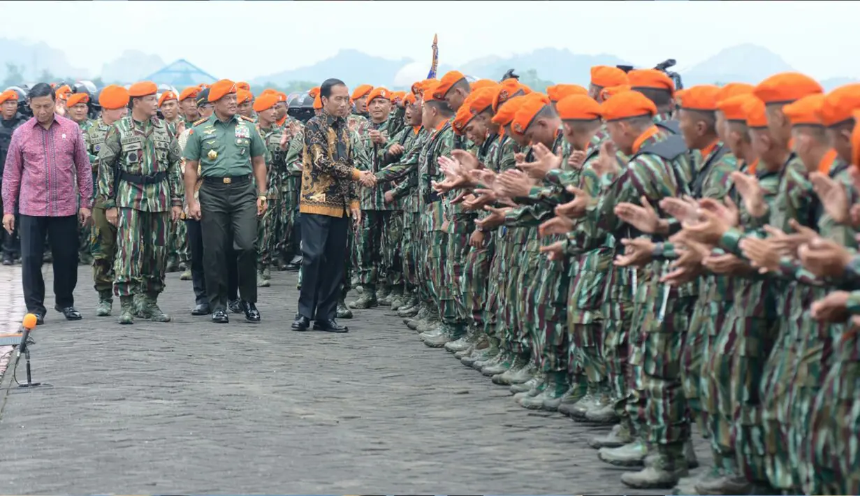 Presiden Jokowi bersalaman dengan pasukan KORPASKHAS di Lanud Sulaiman, Bandung, Selasa (15/11). Selain itu juga kedatanganya untuk mengingatkan para prajurit bahwa mereka adalah garda terdepan dalam menjaga kemajemukan bangsa. (Biro Pers/Kris)