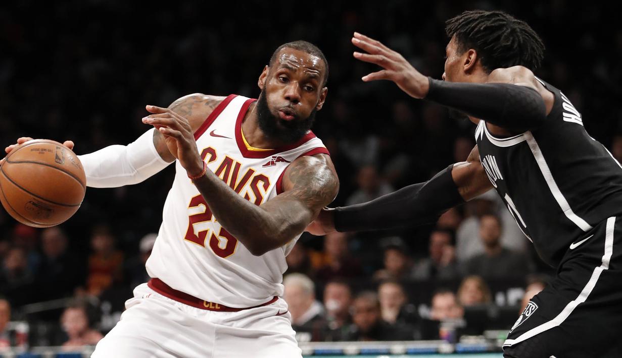 Pebasket Cleveland Cavaliers, LeBron James, berusaha melewati hadangan pebasket  Brooklyn Nets, Hollis-Jefferson pada laga NBA di Barclay Arena, Senin (26/3/2018). Cleveland Cavaliers menang 121-114 atas Brooklyn Nets. (AP/Kathy Willens)