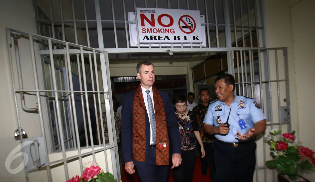 Menteri Kehakiman Australia Michael Keenan berbincang dengan petugas di Lapas Cipinang, Jakarta, (1/2). Michael Keenan berharap dapat terus menguatkan ikatan kerjasama lainnya untuk pemaksimalan sistem dalam pengelolaan lapas. (Liputan6.com/Helmi Afandi)