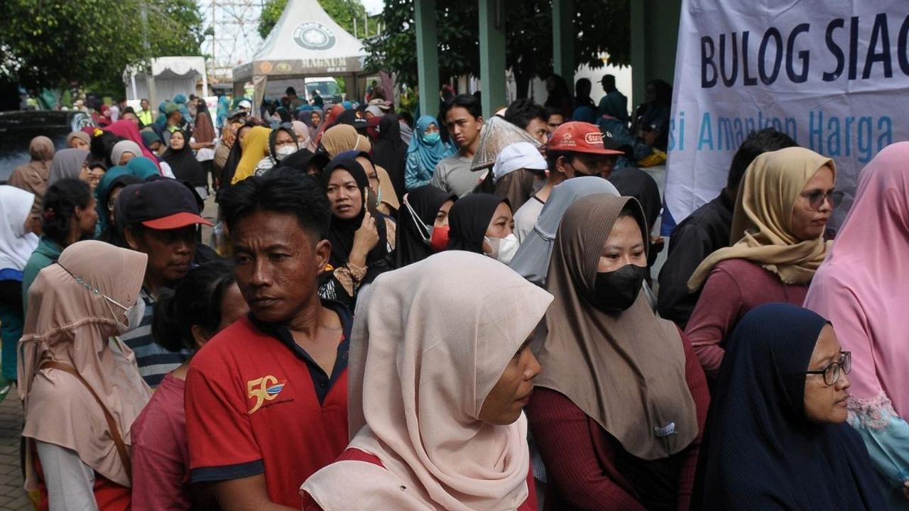 Warga mengantre untuk membeli beras murah Stabilisasi Pasokan dan Harga Pangan (SPHP) dari Bulog di Kecamatan Bekasi Utara, Jawa Barat, Kamis (22/2/2024). Foto: merdeka.com / Imam Buhori