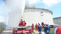 Tim Pemadam di Kilang Cilacap Pertamina gerak cepat tangani flash yang terjadi di salah satu tangki. (Dok&nbsp;Kilang Pertamina Internasional Unit Cilacap)