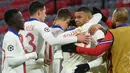 Para pemain Paris Saint-Germain (PSG) merayakan gol yang dicetak oleh Kylian Mbappe ke gawang Bayern Munchen pada laga Liga Champions di Allianz Arena, Kamis (8/4/2021). PSG menang dengan skor 3-2. (AFP/Christof Stache)