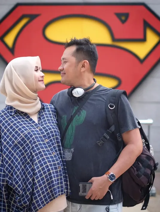 Tidak ingin seperti dirinya saat kecil, kabur saat guru ngaji datang ke rumah, ibu empat orang anak itu mengundang guru ngaji yang memiliki metode belajar berbeda. (Instagram/zaskiadyamecca)