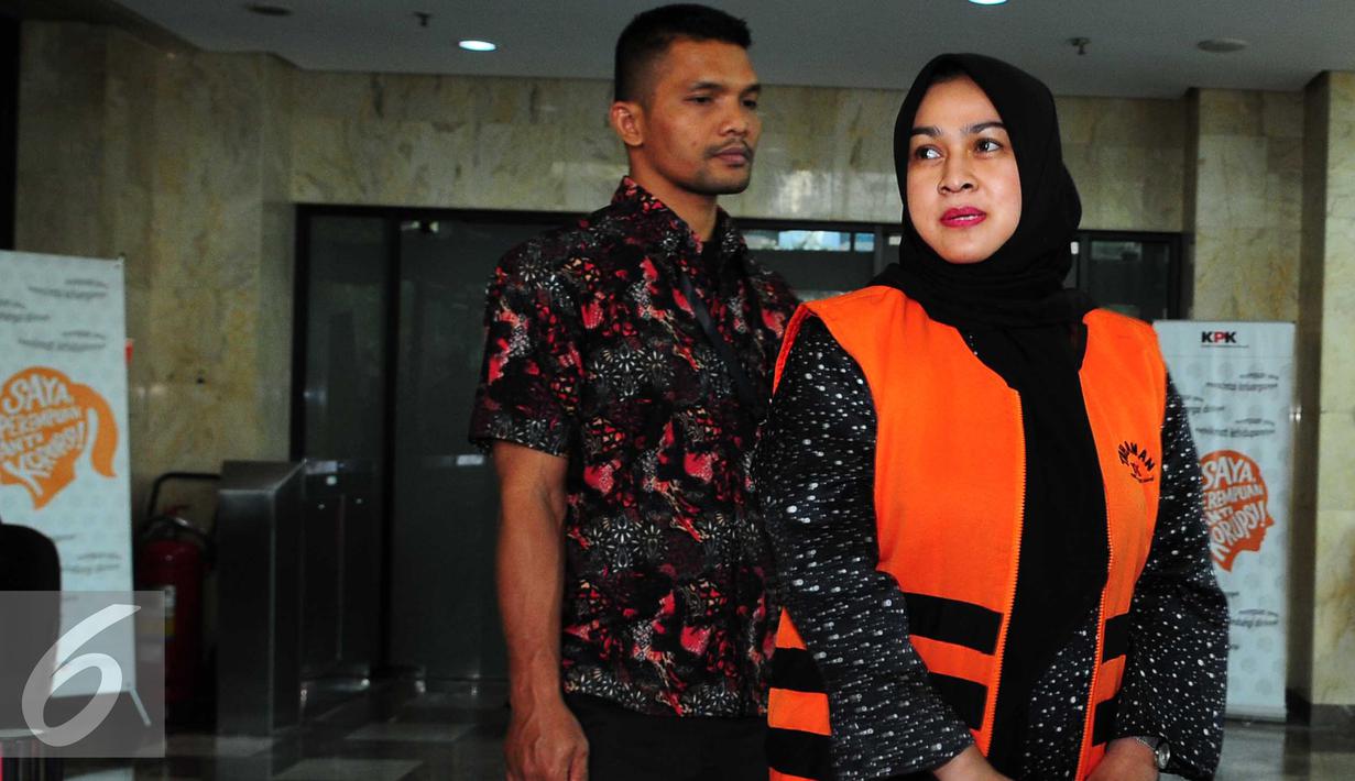 Evy Susanti berjalan keluar usai diperiksa oleh Komisi Pemberantasan Korupsi (KPK), Jakarta, Jumat (11/9/2015). Evy diperiksa sebagai tersangka dalam kasus suap tiga hakim PTUN Medan. (Liputan6.com/Helmi Afandi)