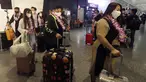 Rombongan pertama wisatawan asing tiba di Bandara Internasional Taoyuan di Taoyuan, Taiwan Utara, Kamis (13/10/2022). Pemerintah menyambut kedatangan pertama yang mendapat manfaat berakhirnya karantina dalam penerbangan dari Bangkok di bandara internasional utama Taiwan.  (AP Photo/Chiang Ying-ying)