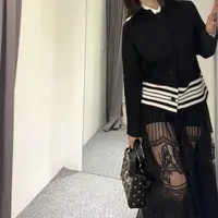 Kali ini Go Min Si tampil dengan koleksi Dior Resort. Paduan blazer bernuansa navi dengan rok see through hadirkan gaya yang begitu memukau. Tas Lady Dior menambah kemegahan gayanya. [Foto: Instagram/ Go Min Si]