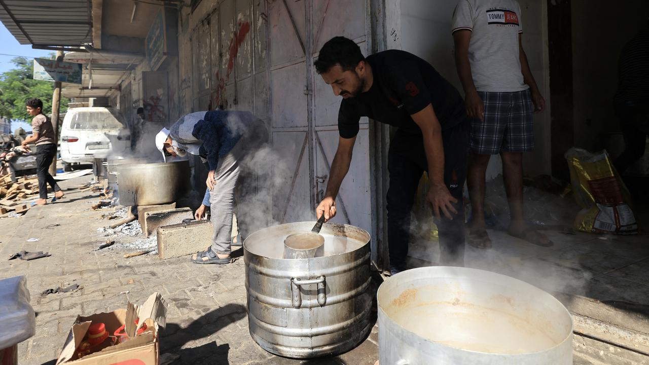 Israel Blokade Total Jalur Gaza, Warga Terpaksa Masak Pakai Kayu Bakar