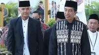 Ganjar Pranowo salat Id di Masjid Syekh Zayed Solo bersama Presiden Jokowi. Potret keduanya melangkah dengan baju Muslim dan sarung curi perhatian. (Foto: Dok. Instagram @ganjar_pranowo)