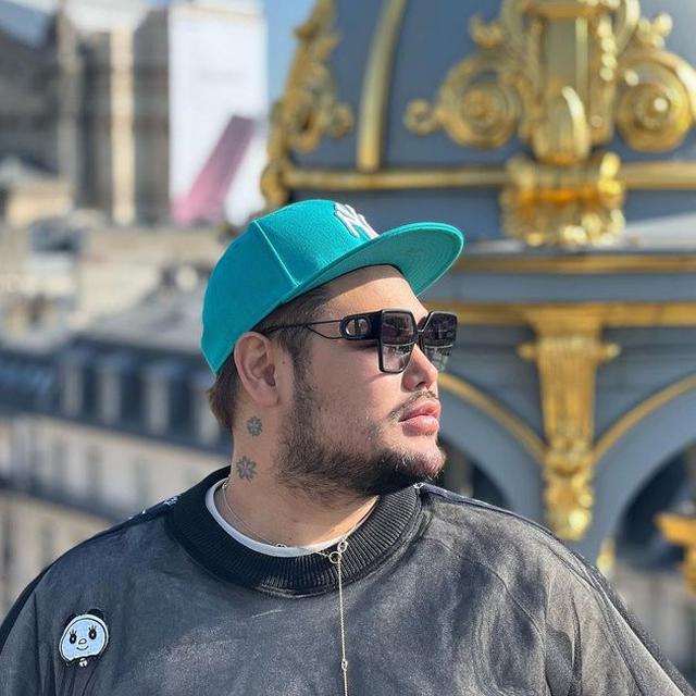 6 Potret Ivan Gunawan dengan Brewok Tebal dan Pipi Tirus, Banjir Pujian