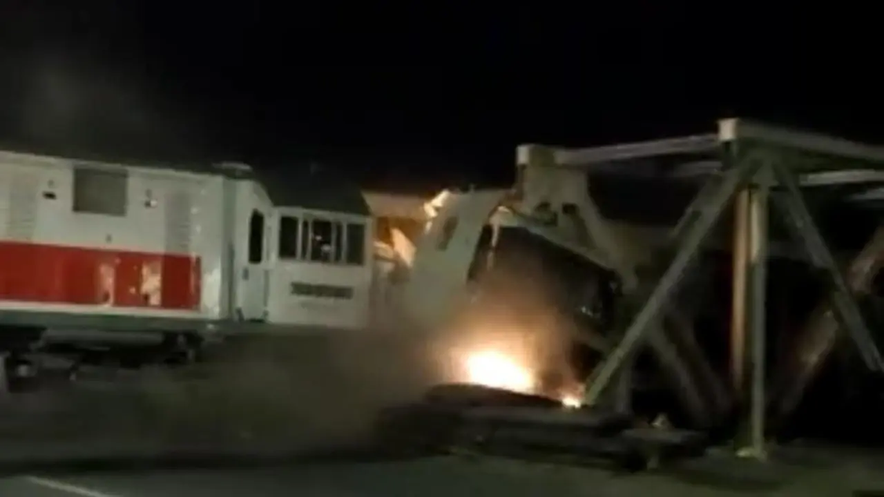 Kecelakaan antara KA Brantas tujuan Jakarta-Blitar menghantam truk tronton hingga terbakar di perlintasan Madukoro, Semarang, Jawa Tengah.