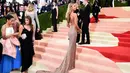 Bukan hanya Kristen Stewart saja yang bertemu mantan kekasih. Hal tersebut serupa dirasakan oleh Miley Cyrus bertemu dengan Stella Maxwell. (AFP/Bintang.com)