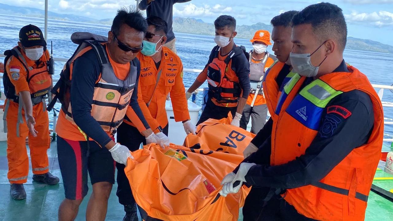 FOTO: Tim SAR Temukan Jenazah WNA Spanyol Korban Kecelakaan Laut di Labuan Bajo