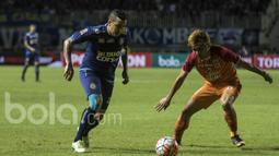 Pemain AremaFC, Fillipe  (kiri) berusaha melewati hadangan pemain PBFC, Michael Orah pada laga Final Piala Presiden 2017 di Stadion Pakansari, Bogor, Minggu (12/3/2017). (Bola.com/Vitalis Yogi Trisna)