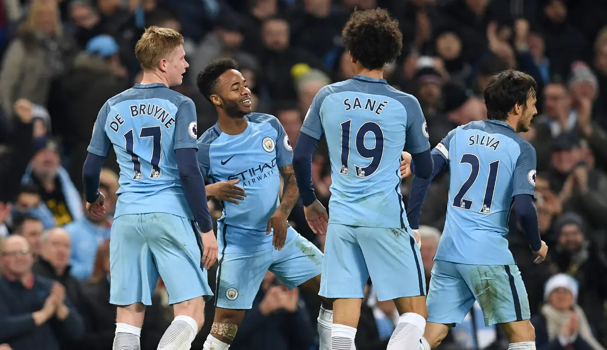 Pemain Manchester City, Raheem Sterling (2 kiri) merayakan golnya bersama rekan-rekannya  saat melawan Arsenal pada lanjutan Premier League di Etihad Stadium, Manchester, (18/12/2016).  (AFP/Paul Ellis)