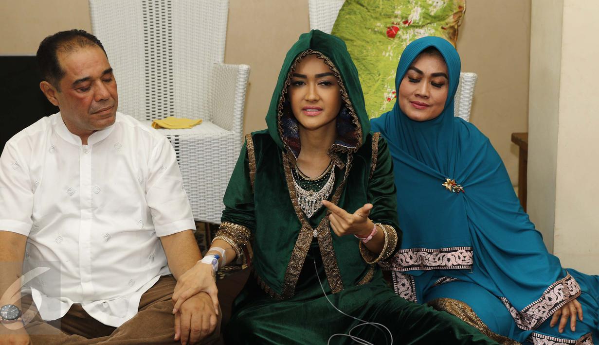 Julia Perez didampingi keluarganya memberikan keterangan usai acara pengajian di kediaman sang ibu, Sri Wulansih, di Kelapa Dua, Depok, Kamis (29/12). Pengajian ini guna mendoakan kesembuhan kanker serviks yang diidap Jupe. (Liputan6.com/Herman Zakharia)
