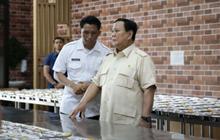 Prabowo Sidak Dapur Umum Makan Bergizi Gratis, Paspampres Gercep Tepis Tangan Pria Baju Putih