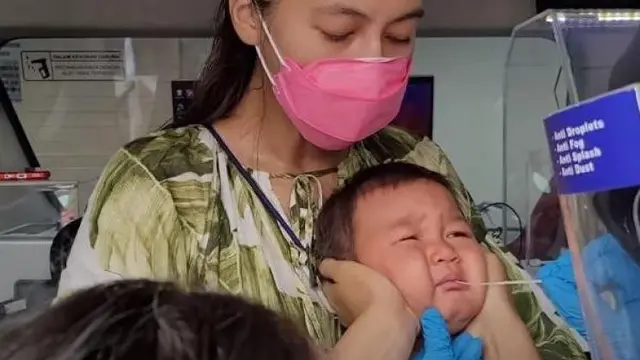 Paula Verhoeven saat menggendong Kiano