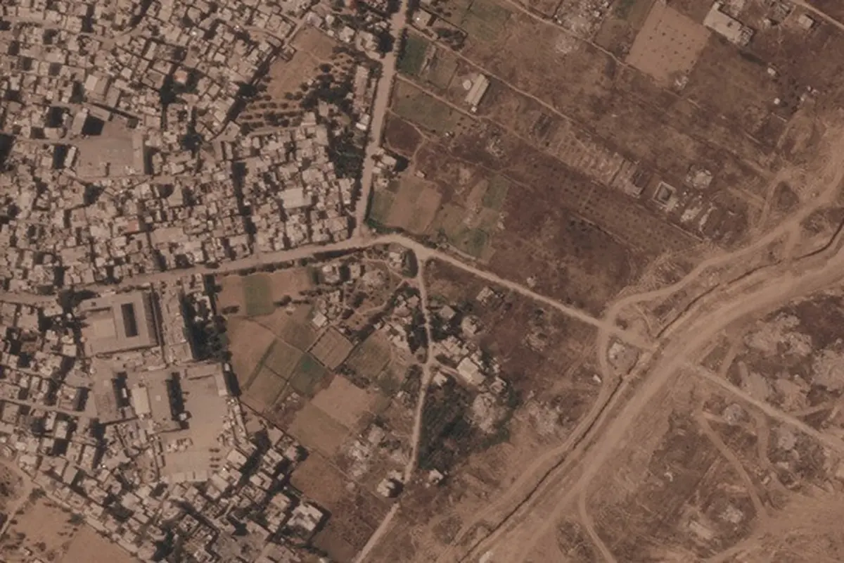 Citra satelit Planet Labs PBC memperlihatkan tanggul tanah yang sedang dibangun militer Israel di Jalur Gaza bagian tengah pada 1 Juli 2026.