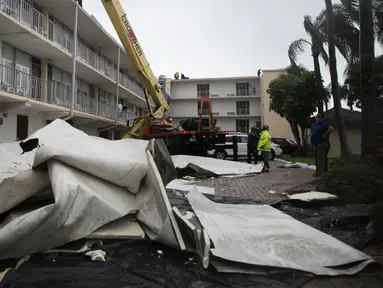  Atap Outrigger Resort ambruk akibat badai di Pantai Fort Myers, Florida, Senin (31/7). Badai Tropis Emily menghantam semenanjung Florida dan menyebabkan hujan lebat. (The News-Press via AP/Andrew West)