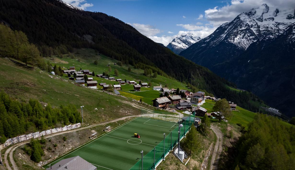 Suasana Stadion Ottmar Hitzfeld di tengah pegunungan Alpen Swiss (14/5/2020). Markas klub FC Gspon tersebut berada  pada ketinggian 2.000 meter di atas permukaan laut. (AFP/Fabrice Coffrini)