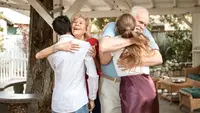 Ilustrasi memeluk orang tua. (Photo by RODNAE Productions: https://www.pexels.com/photo/an-elderly-couple-embracing-their-son-and-daughter-6148876/)