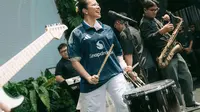 4 Potret Yura Yunita Transformasi Jadi Yura Yunited, Manggung Pakai Jersey Manchester United