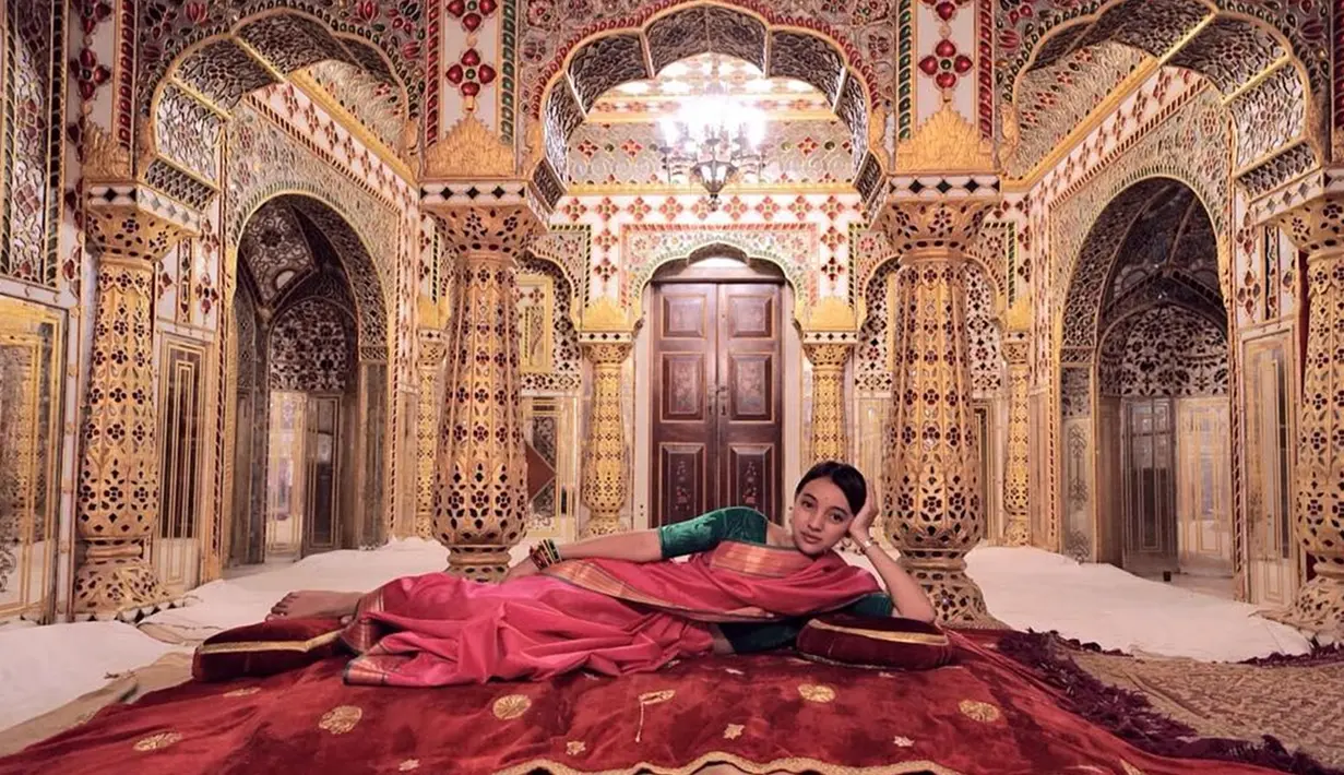 Paras cantik artis kelahiran Jakarta ini sukses bikin jantung netizen berdebar. Memiliki wajah khas Arab, Nadia justru terlihat makin memesona saat mengenakan pakaian tradisional India. Begini gaya pemain 'ABG Jadi Manten' bak seleb Bollywood di City Palace, Jaipur.(Liputan6.com/IG/@nadiasoekarno)