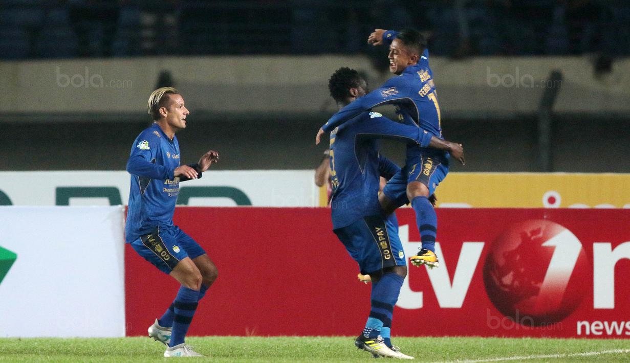 Trio Persib Bandung FEM (Febri, Essien dan Maitimo) merayakan gol saat melawan PS TNI pada lanjutan Liga 1 2017 di Stadion Si Jalak Harupat, Sabtu (05/8/2017). (Bola.com/Nicklas Hanoatubun)