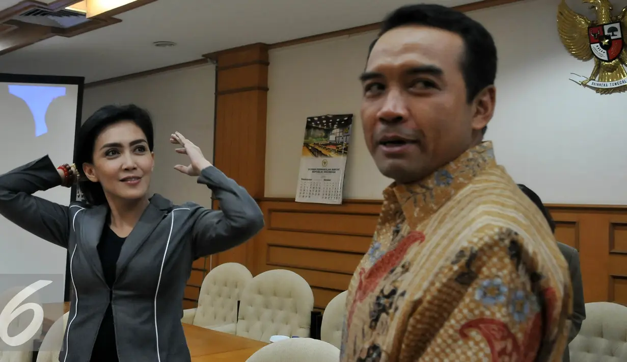 Anggota DPR-RI dari Partai PDI Perjuangan Rieke DIah Pitaloka usai melakukan rapat tertutup mengenai Ketua Panitia Khusus Pelindo II, Jakarta, Kamis (15/10/2015).  Rieke terpilih sebagai ketua Panitia Khusus Pelindo II. (Liputan6.com/JohanTallo)