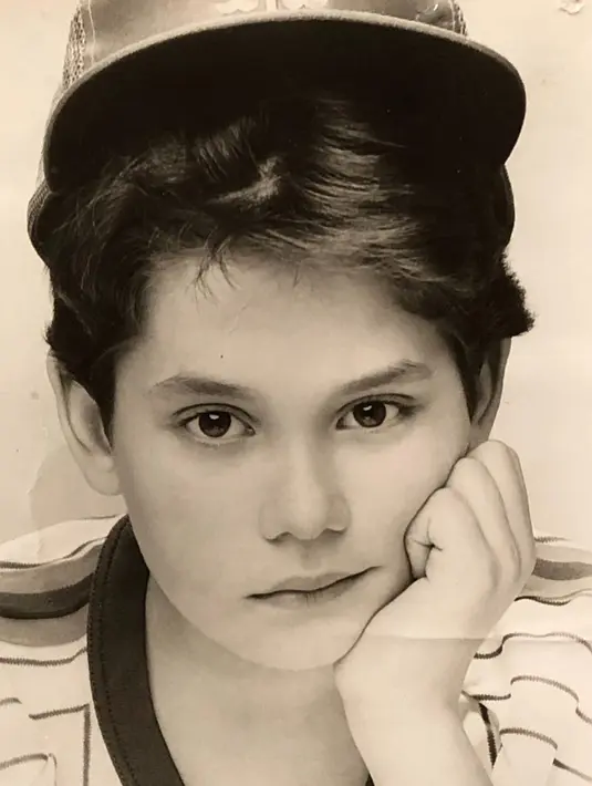 Pria kelahiran 16 Oktober 1977 ini kerap membagikan foto masa kecilnya. Ternyata sejak kecil pun John Mayer sudah terlihat tampan. (Liputan6.com/IG/@johnmayer)