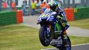 Aksi pebalap Italia, Valentino Rossi, mengangkat ban motor bagian depan usai berlaga pada MotoGP San Marino di Sirkuit Misano Adriatico, Italia. (AFP/Vicenzo Pinto)